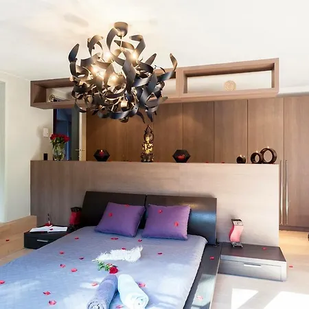 Aux 1001 Nuits Suite De Luxe Avec Spa Privatif Integre Bed & Breakfast Villers-la-Ville